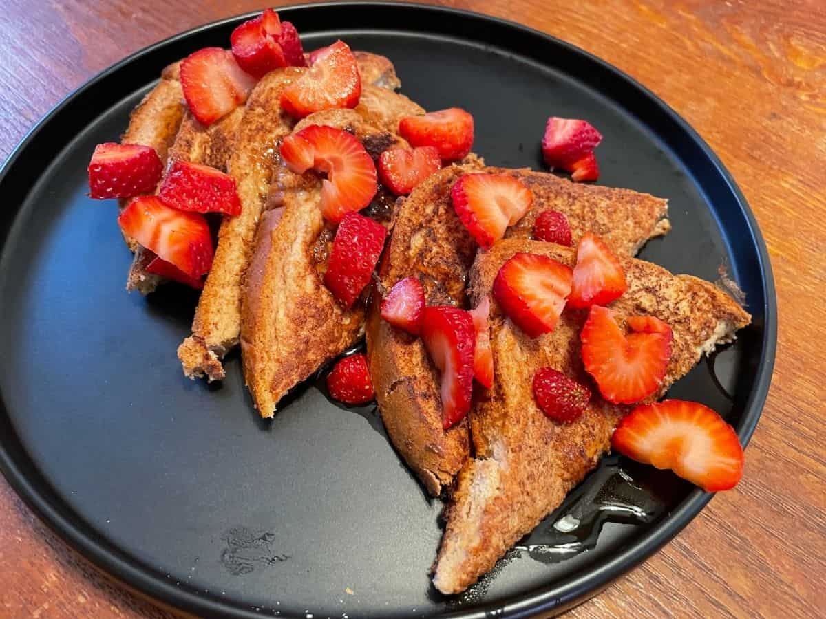 low calorie French toast with strawberries