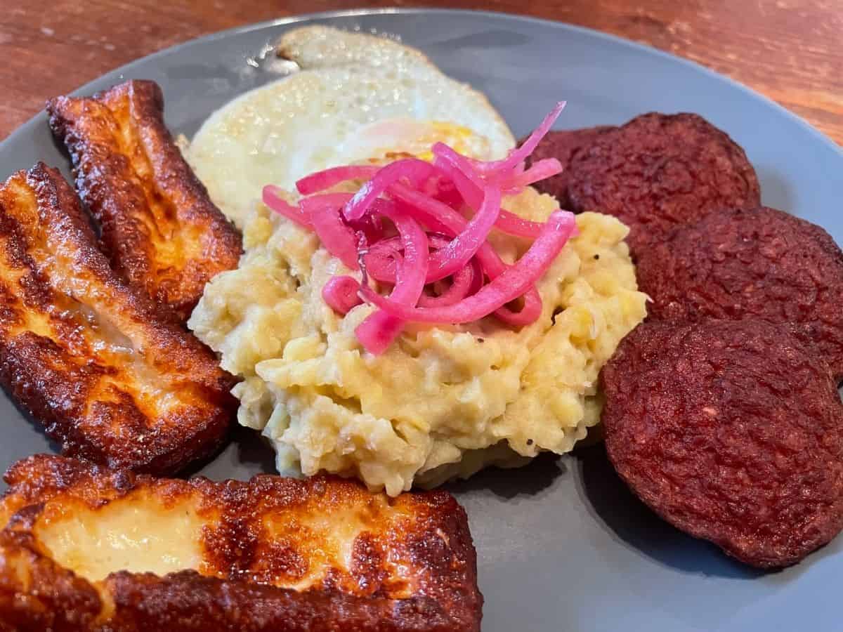 close up of plated Mangu con tres golpes