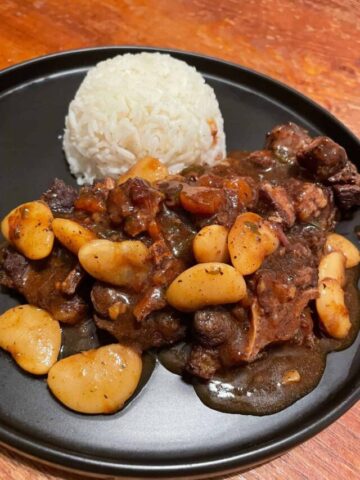 close up of plated oxtails with white rice