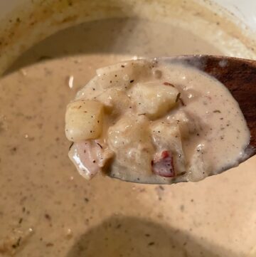 creamy New England clam chowder feature image